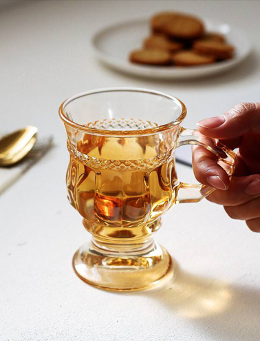 لیوان چای خوری پایه دار